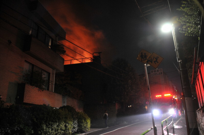 マンション火災で大きな炎が上がった現場付近＝東京都文京区小石川で2024年11月27日午後7時34分、大島祥平撮影