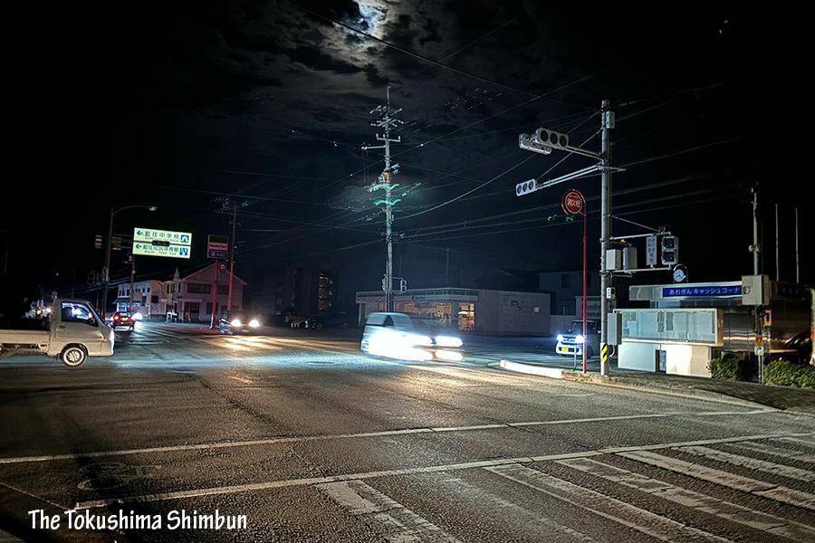 停電により消えた信号機＝９日午後８時半ごろ、藍住町