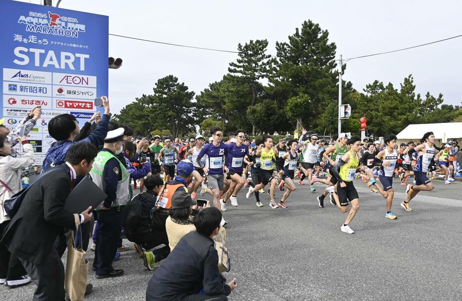 「ちばアクアラインマラソン」で走り出すランナー＝10日午前、千葉県木更津市