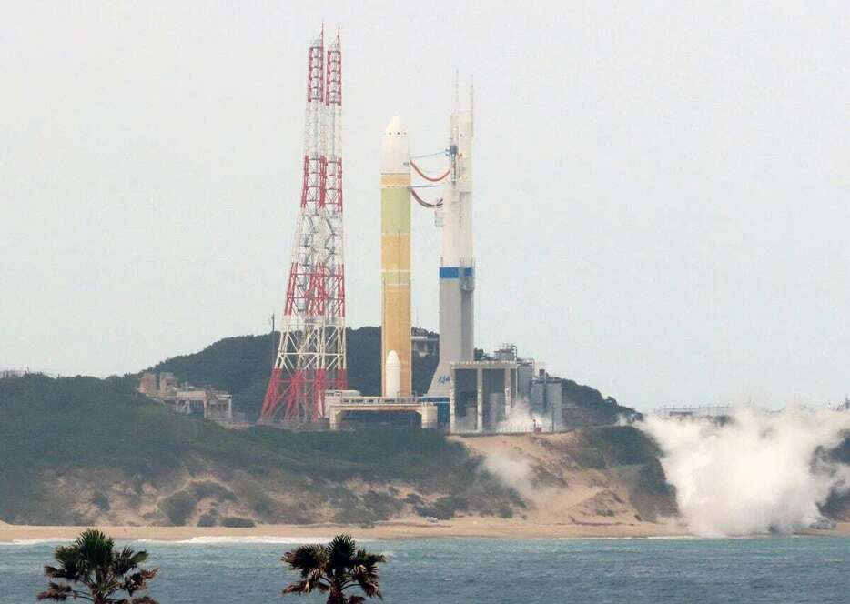 発射地点で打ち上げを待つH3ロケット4号機＝4日午前11時、種子島宇宙センター（伊藤壽一郎撮影）