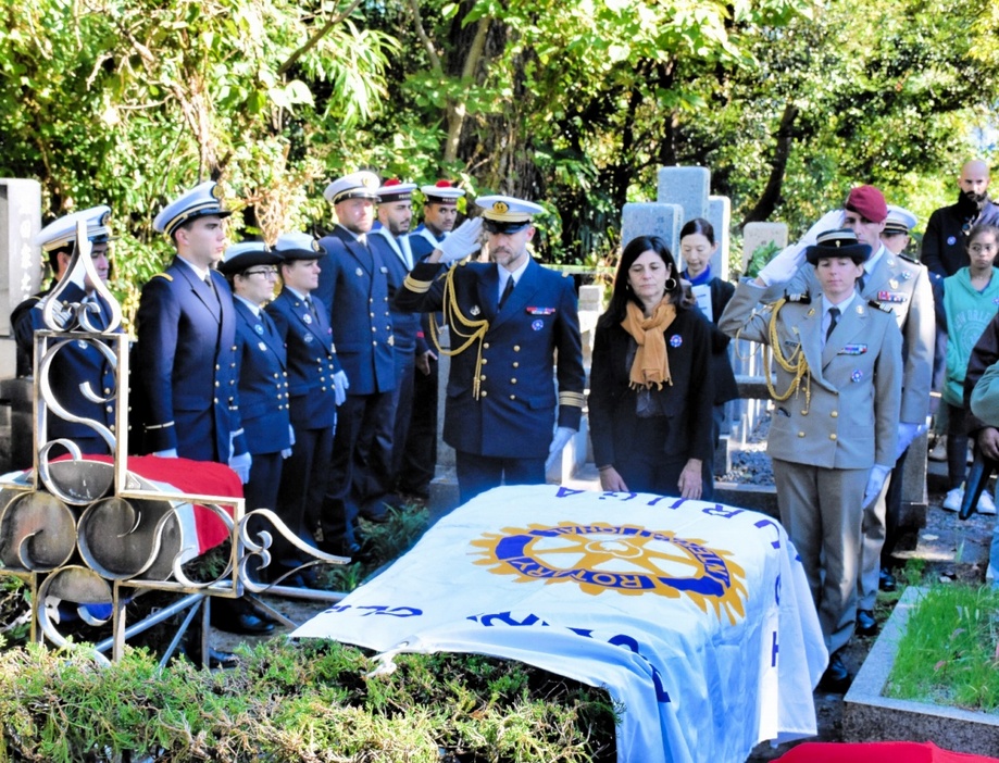 明治時代に病死した水兵2人を慰霊するフランスからの一行＝11月6日、福井県敦賀市松島町2丁目