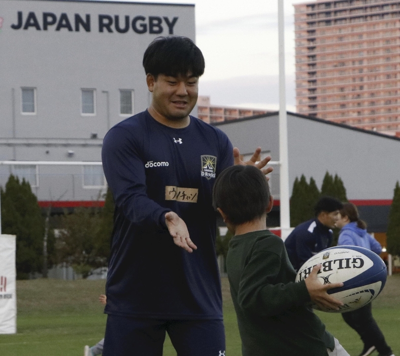 子どもからパスを受け取る浦安の選手