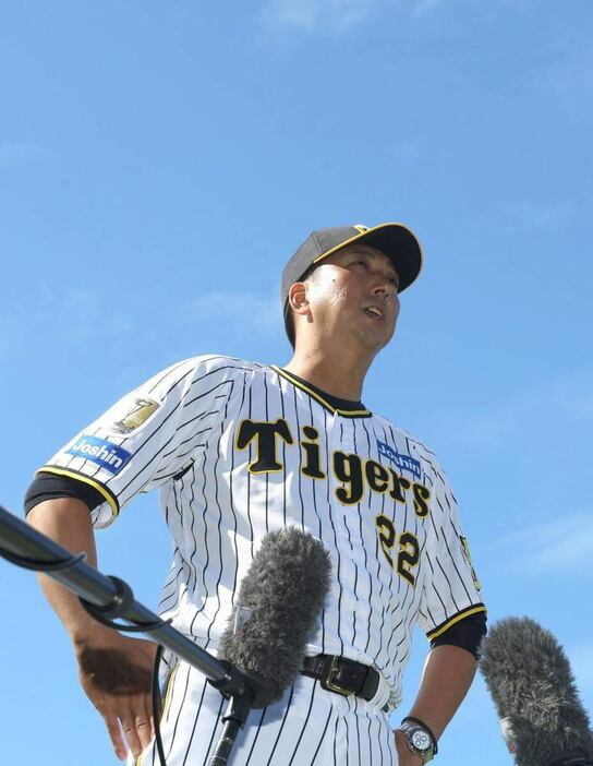 監督就任後初の故郷高知での秋季キャンプを青空の下で打ち上げ＝17日、安芸市営球場