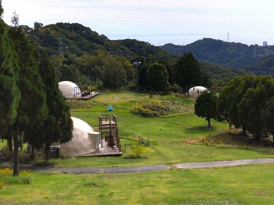 豪雨被害乗り越えて進化続ける神戸のゴルフ練習場　グランピング施設も