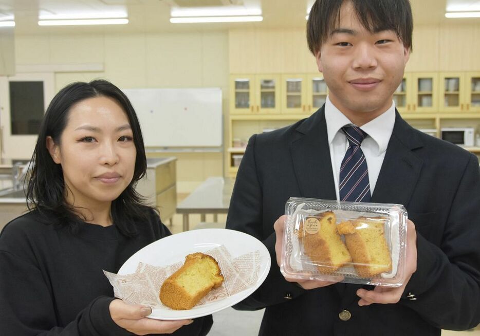 かつお節香るシフォンケーキを持つ櫨畑颯友さん（右）と大谷真代さん