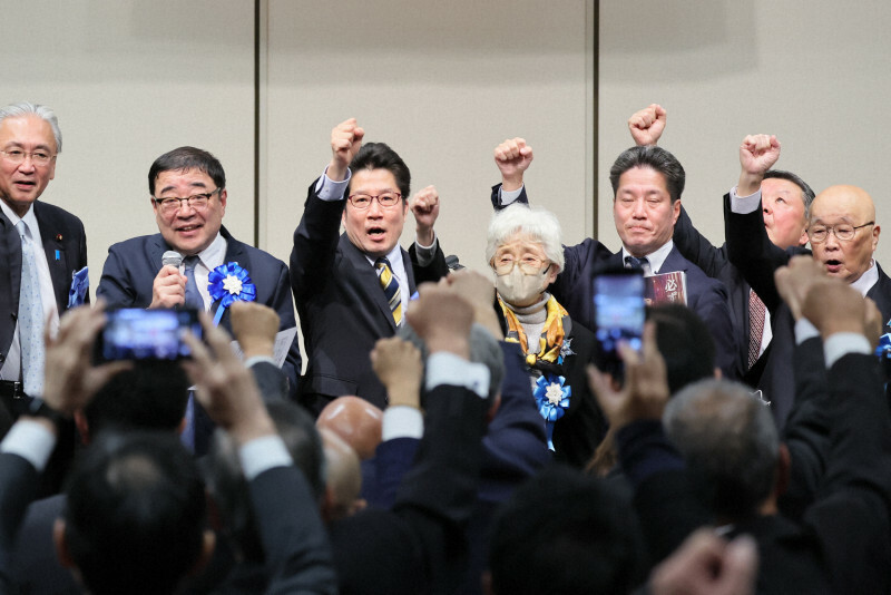 「全拉致被害者の即時一括帰国を求める国民大集会」に参加した横田めぐみさんの弟で家族会代表の拓也さん（中央左）と母早紀江さん（同右）ら＝東京都千代田区で2024年11月23日午後4時7分、和田大典撮影