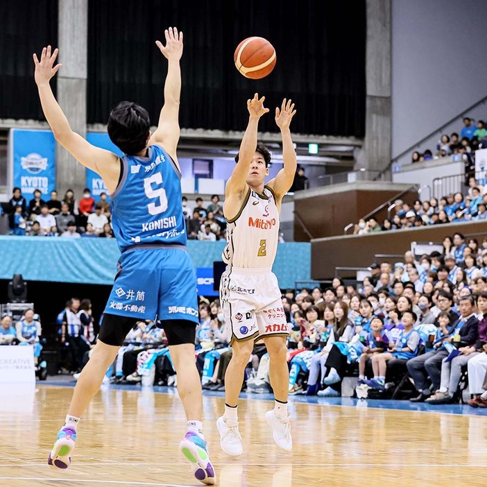 第１クォーター、シュートを狙う川崎・小針＝かたおかアリーナ京都（（Ｃ）Ｂ．ＬＥＡＧＵＥ）