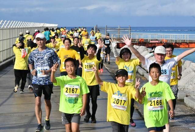 潮風を受けながら思い思いのペースでゴールを目指す参加者ら＝10日、下地島17ENDエリア