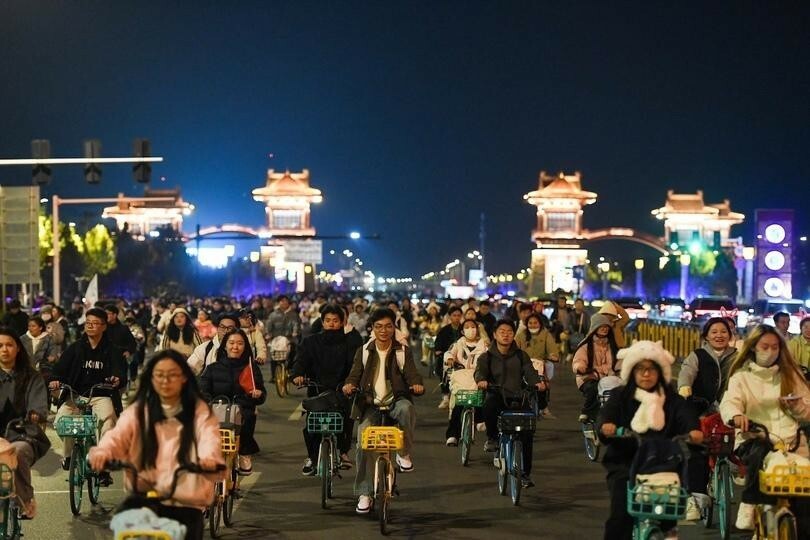 11月9日夜、中国河南省開封市で、鄭州の大学生たちが50キロ先の開封まで自転車で移動している道中の様子。