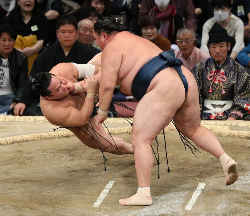 玉鷲が力強く軽やかに前に出た＝福岡国際センター（撮影・渋井君夫）