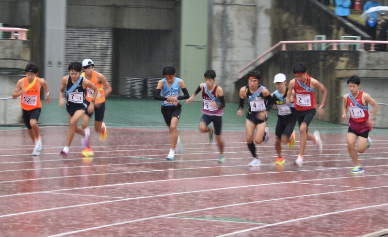 土砂降りの中、一斉にスタートする1区の男子選手＝富山市の富山県総合運動公園陸上競技場で2024年11月2日、青山郁子撮影