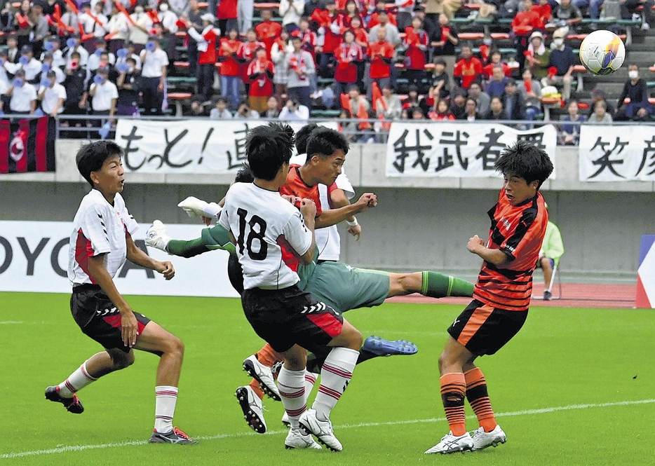 ヘディングで先制点を決める高川学園の柿本選手（中央奥）