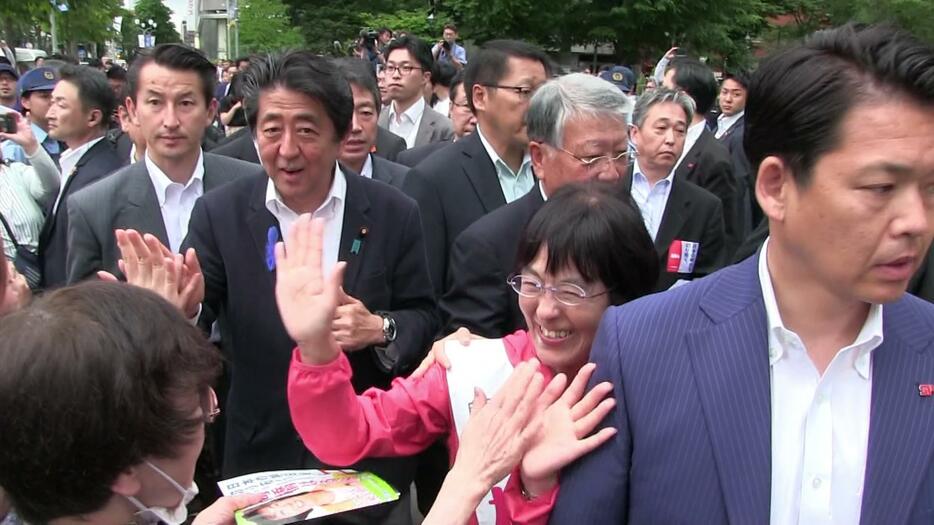 2019年7月15日　大通公園で市民と握手する安倍総理（当時）