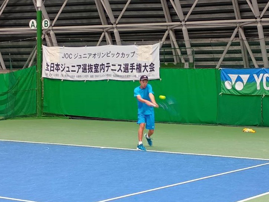 「JOCジュニアオリンピックカップ第45回全日本ジュニア選抜室内テニス選手権大会」（兵庫・ブルボンビーンズドーム）の1次リーグBブロックで2連勝を飾った中本莉空（JACテニスパーク炭山）（写真提供◎関西テニス協会）