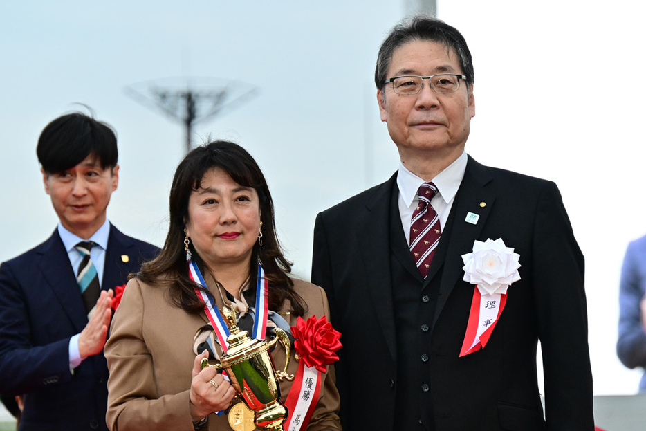 ソウルラッシュの次走に言及した石川達絵氏（左）