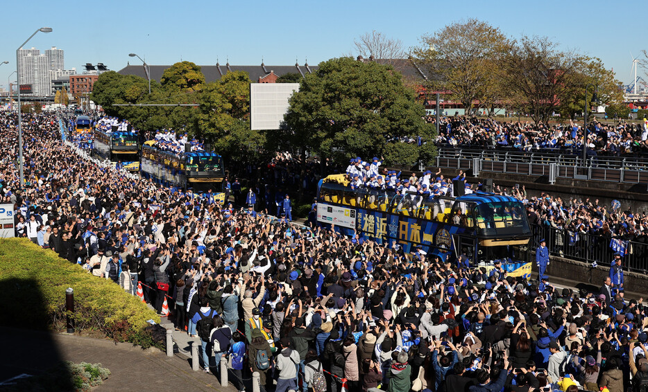 プロ野球でセ・リーグ３位から２６年ぶりの日本一に輝いたＤｅＮＡの祝賀パレードが３０日、横浜市内で行われた。沿道には約３０万人のファンが詰め掛けて祝福した＝同市中区