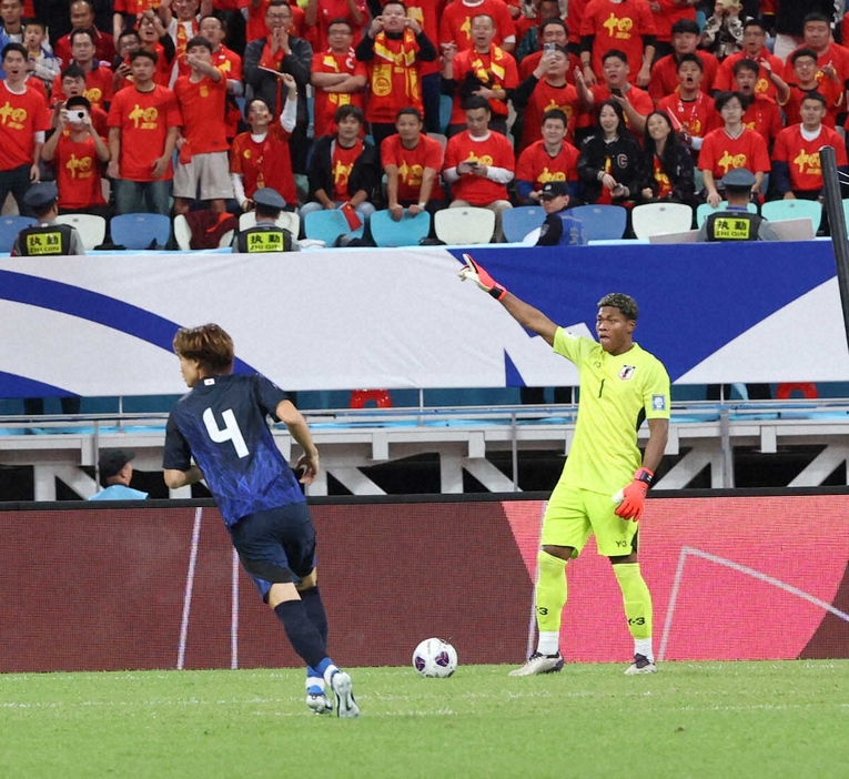 試合に臨む鈴木（撮影・西海健太郎）