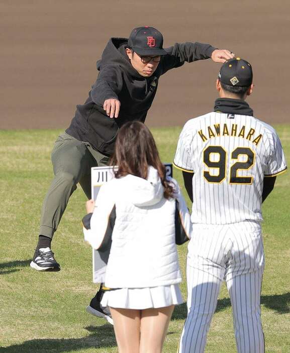 【プロ野球阪神　ファン感謝デー】「そっくりさんいらっしゃい」で一般人になりきった石井大智＝甲子園球場（撮影・根本成）