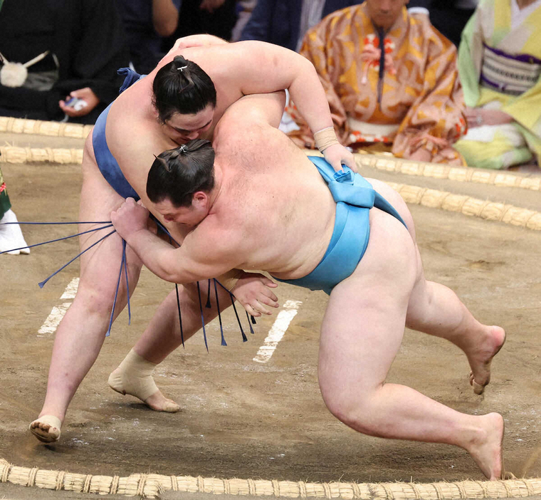 ＜九州場所3日目＞　　上手投げで獅司（右）を破る阿武剋　　（撮影・成瀬　徹）　　