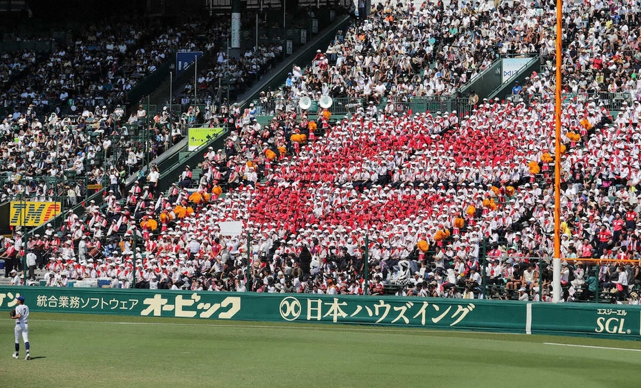 アルプス席に陣取る智弁和歌山の大応援団