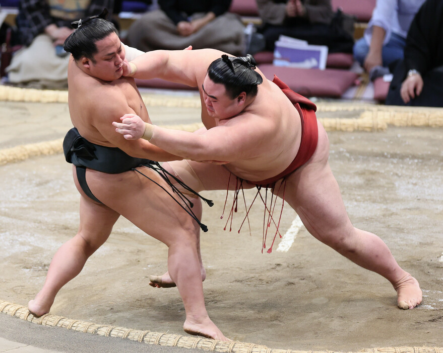 大相撲九州場所８日目。隆の勝（右）は押し出しで翠富士を下す＝１７日、福岡国際センター