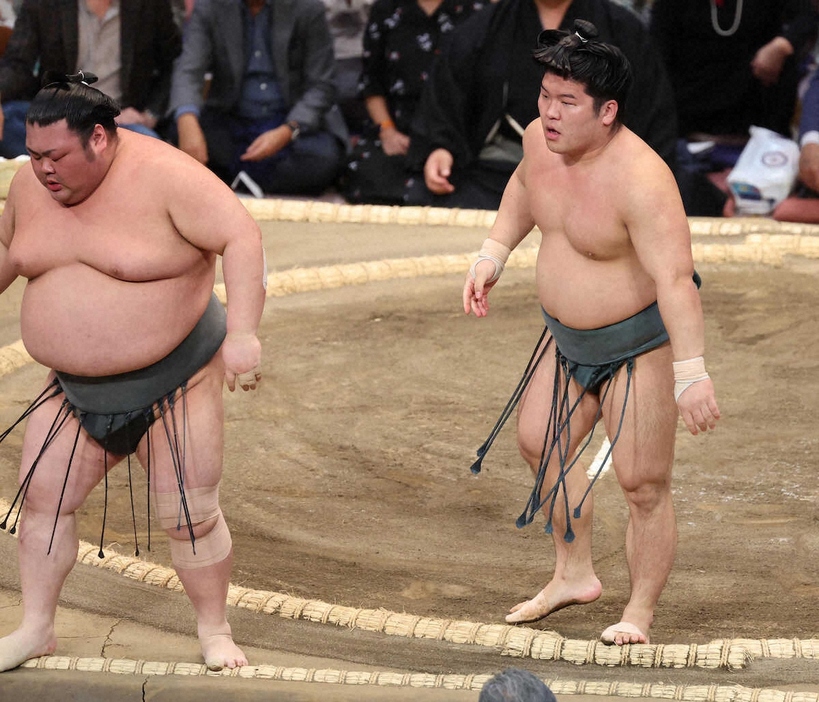 ＜九州場所3日目＞　武将山（左）を押し出しで破る朝紅龍（撮影・成瀬　徹）