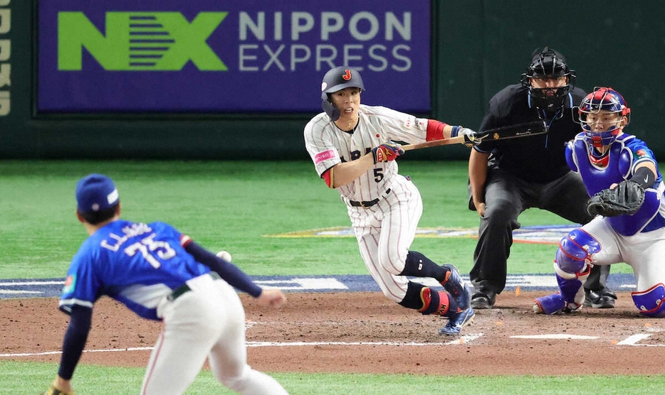 ＜日本・台湾＞6回、セーフティーバントを決める五十幡（撮影・光山　貴大）