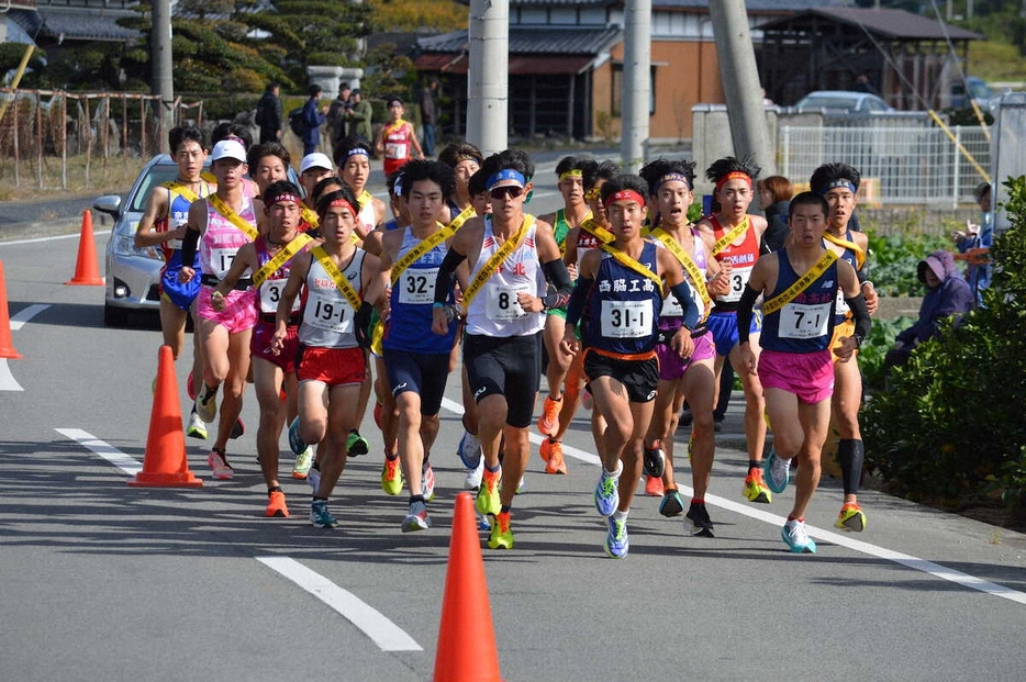 近畿高校男子駅伝で1区を走る選手たち