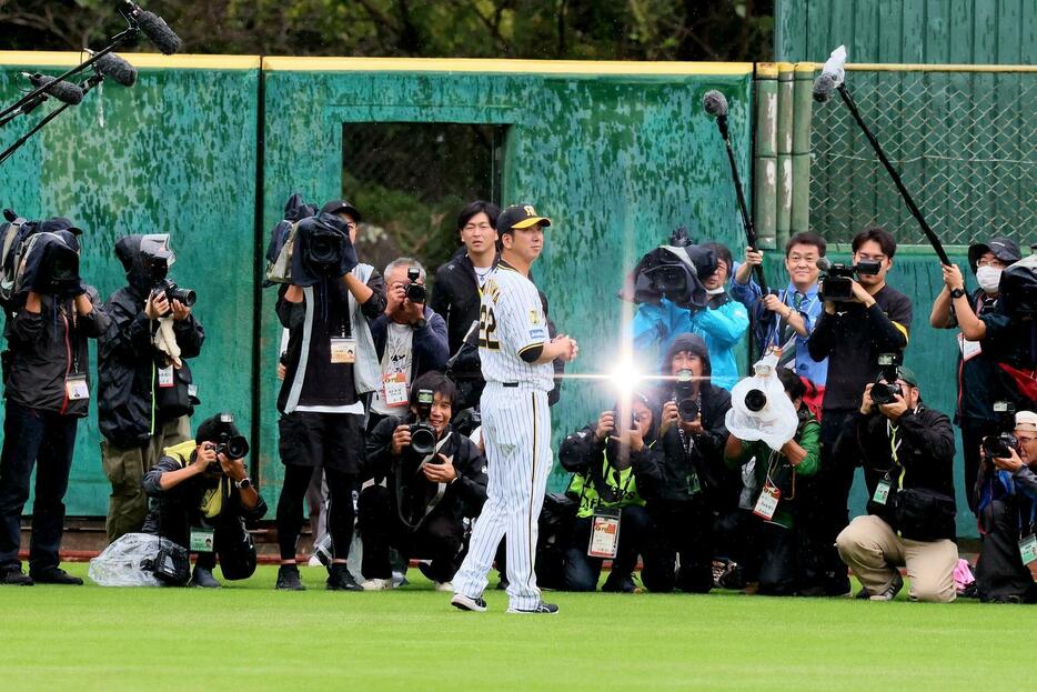 秋季キャンプ初日、グラウンドに到着した藤川監督（撮影・加藤哉）