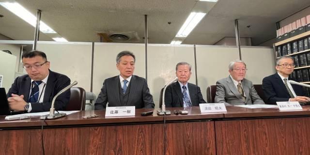 判決後、会見する原告代表と弁護団