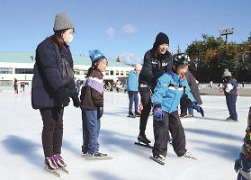 平昌五輪金メダリストの菊池彩花さん（右から2人目）から教わり、初滑りする来場者