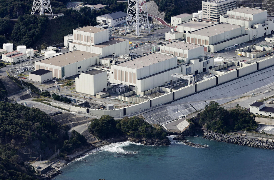 宮城県の東北電力女川原発。手前が2号機