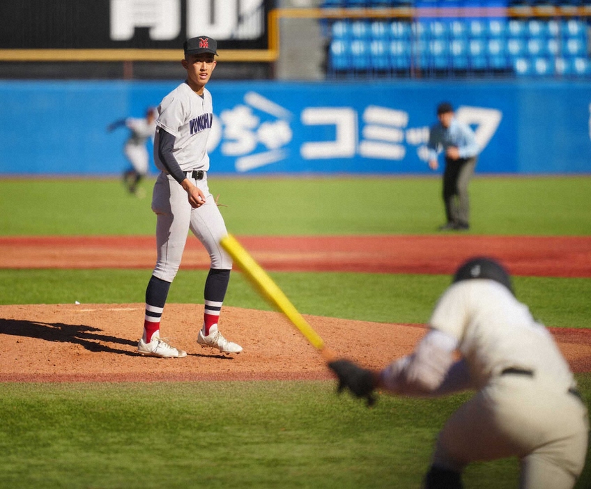 ＜横浜・広島商＞5回、広島商・正田（右）から三振を奪う横浜の先発・織田（撮影・木村　揚輔）