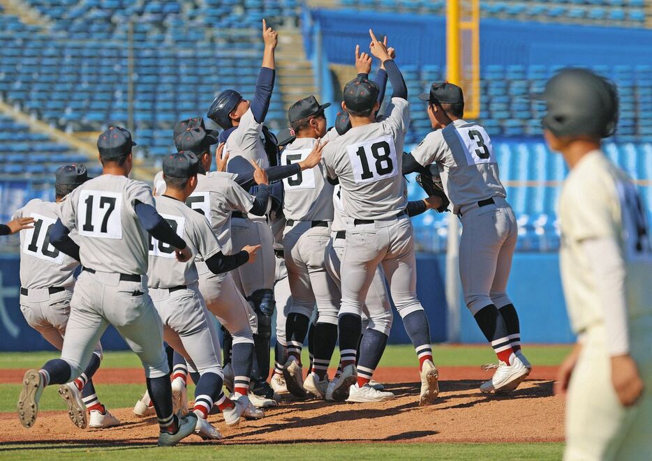 広島商に勝利し、優勝を決め喜ぶ横浜ナイン