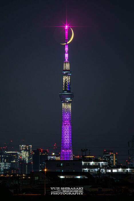 話題になった一枚。「雅」バージョンの東京スカイツリーと三日月の幻想的なコラボレーション【写真提供：Yuji Shibasaki＠Photo（@Yuji_48）さん】