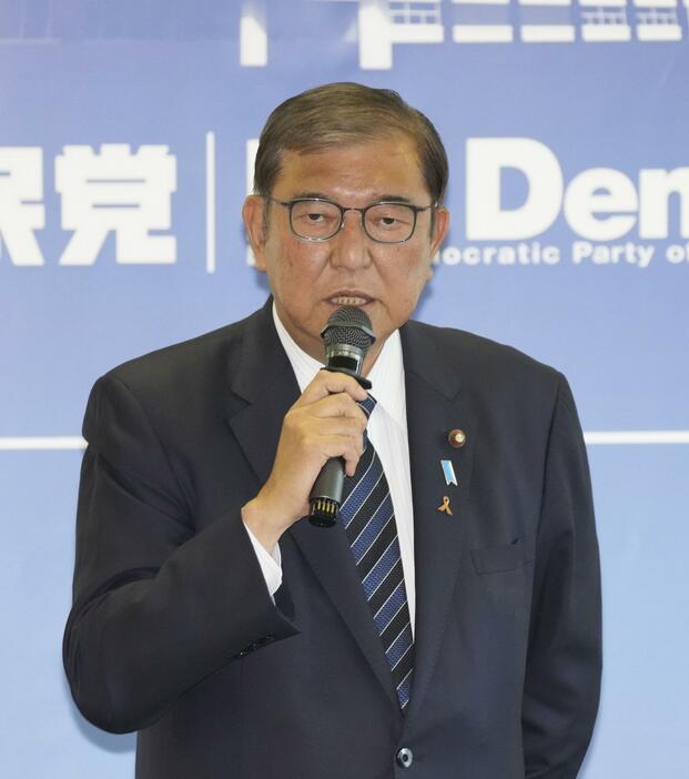 自民党の両院議員懇談会で発言する石破首相＝7日午後、東京・永田町の党本部