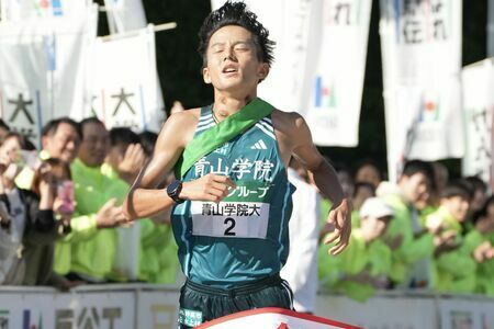 2024年11月3日、全日本大学駅伝、3位でゴールする青学大の塩出翔太　写真／日刊スポーツ/アフロ