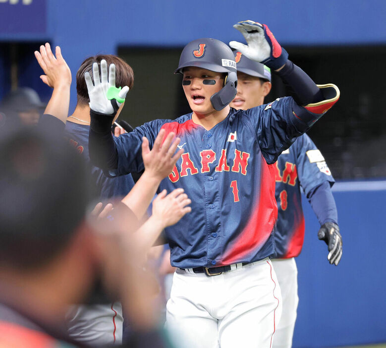 先制２ランを放った森下はベンチのナインとハイタッチする（カメラ・上村　尚平）