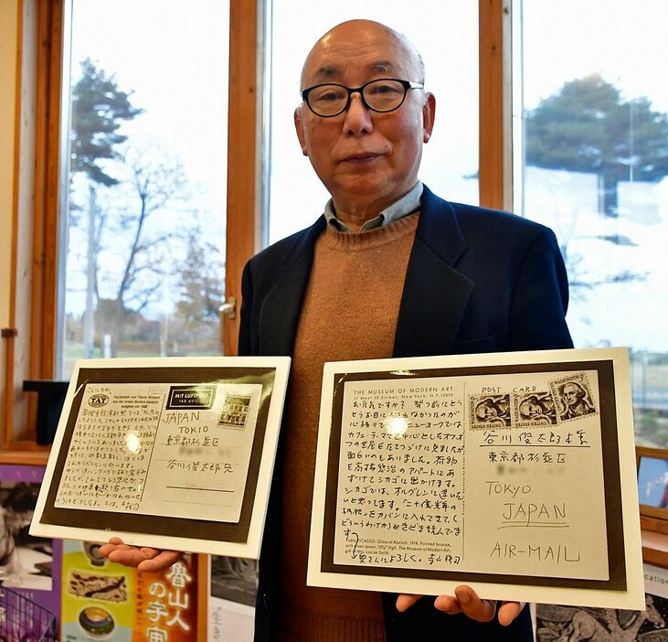 寺山から谷川さんに宛てた手紙の写真を持つ、寺山修司記念館の佐々木館長（画像の一部を加工しています）