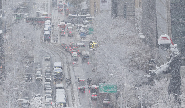 ソウルに大雪注意報が発令された27日朝、雪が降るソウル鍾路区一帯に大雪が降っている＝キム・ヨンウォン記者