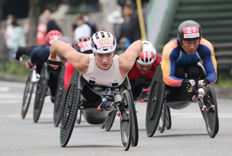 【マラソンT34／53／54女子】序盤から独走したカテリーヌ・デブルナー＝大分市西浜