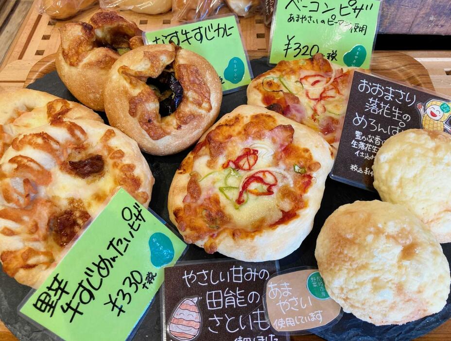 あまやさいを使ったパン。その季節にしか出合えない味も魅力という＝尼崎市東七松町１、ベーカリー・レーブ