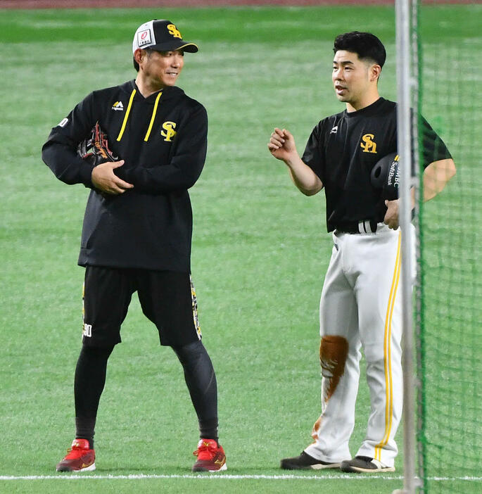 29日の試合前、小久保監督（左）と話す近藤