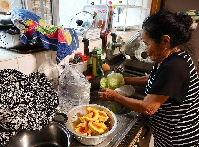 「水のありがたさを初めて知った」と食事の準備をする住民＝12日午後3時5分、大宜味村津波（大城直也撮影）