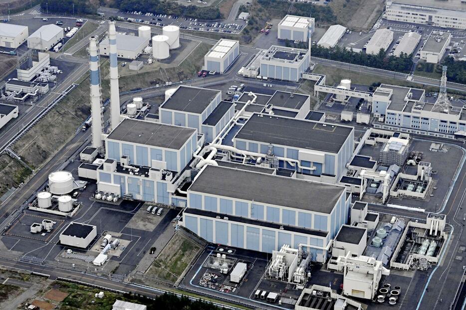 北陸電力志賀原発の2号機（手前）。奥は1号機＝2023年11月、石川県志賀町