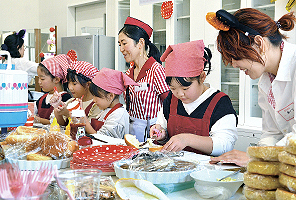 カフェ店員の仕事体験で心を込めて軽食やスイーツを作る小学生たち