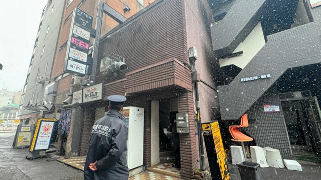 札幌市消防局はススキノの雑居ビルに緊急防火指導をした（火災現場とは別のビル）＝2024年11月29日、札幌市中央区