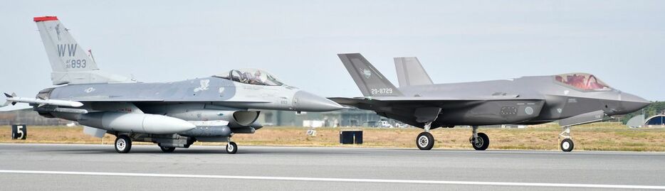 滑走路に並ぶ空自のF35A戦闘機（右）と、米軍のF16戦闘機＝1日午前、三沢基地