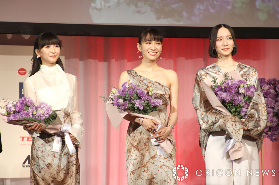 艶やかリンクコーデで登壇したPerfume（左から）かしゆか、あ～ちゃん、のっち（C）ORICON NewS inc.