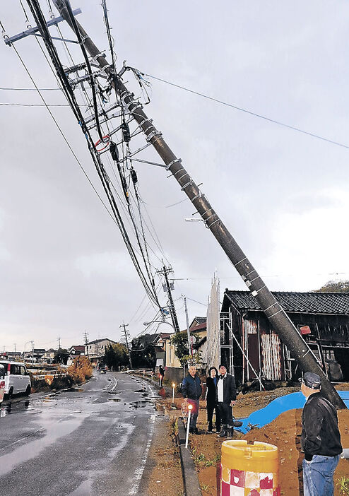 地震の影響で傾きが大きくなったとみられる電柱＝２７日午前１０時、内灘町室